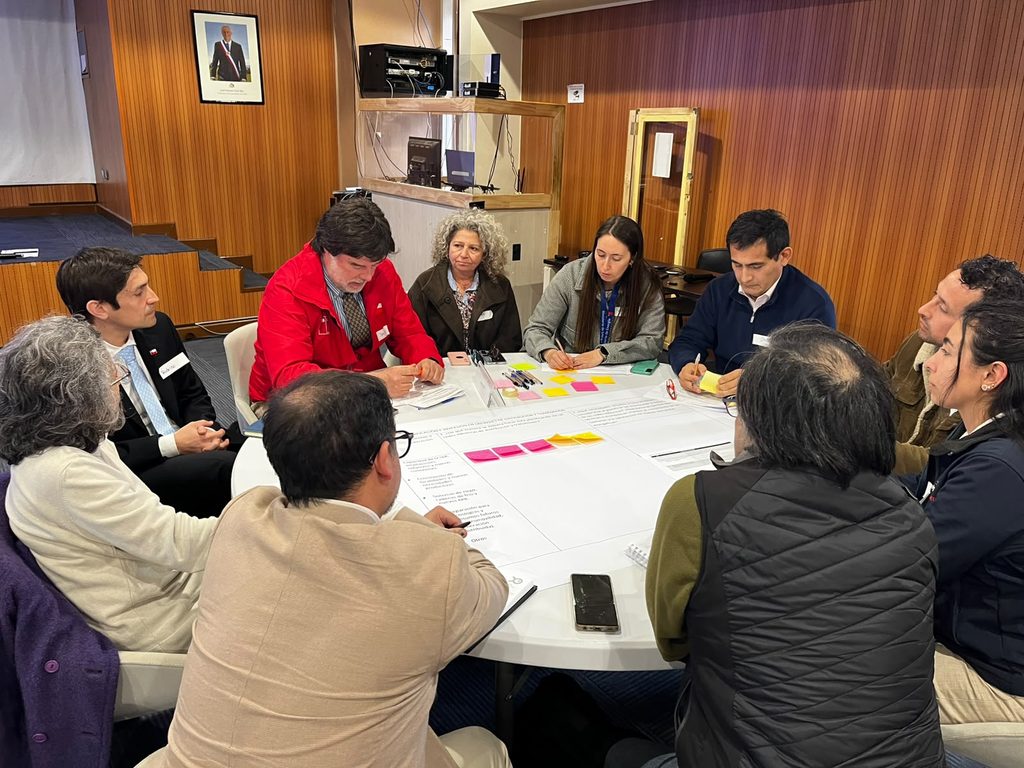 Subsecretario de Energia liderando la mesa interregional de la Reforma de Redes Electricas en Puerto Montt