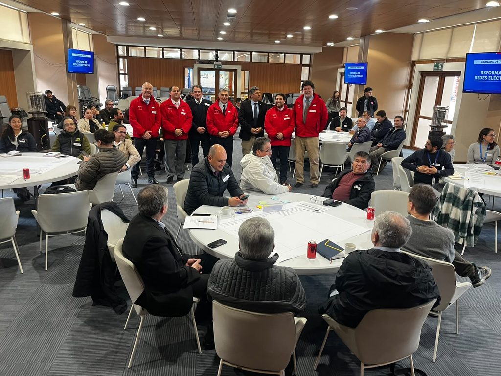 Subsecretario de Energia liderando la mesa interregional de la Reforma de Redes Electricas en Puerto Montt