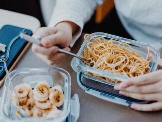 Trabajadores almorzando en un restaurante de la Región de Los Lagos durante el primer semestre de 2026