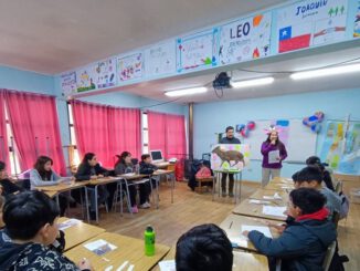 Estudiantes participando en talleres de educación ambiental sobre el pudú y el bosque nativo en Chiloé.