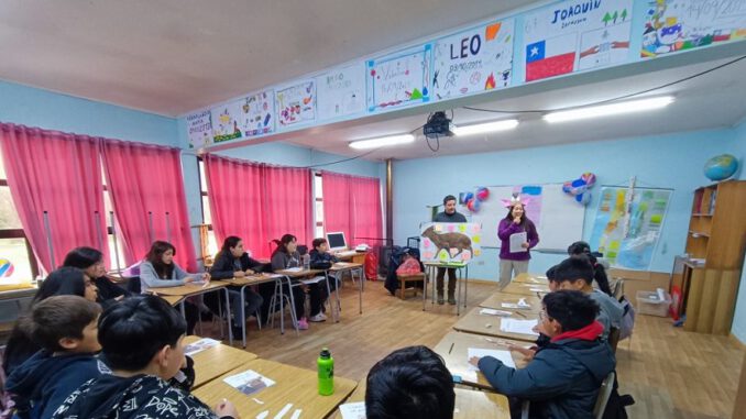 Estudiantes participando en talleres de educación ambiental sobre el pudú y el bosque nativo en Chiloé.