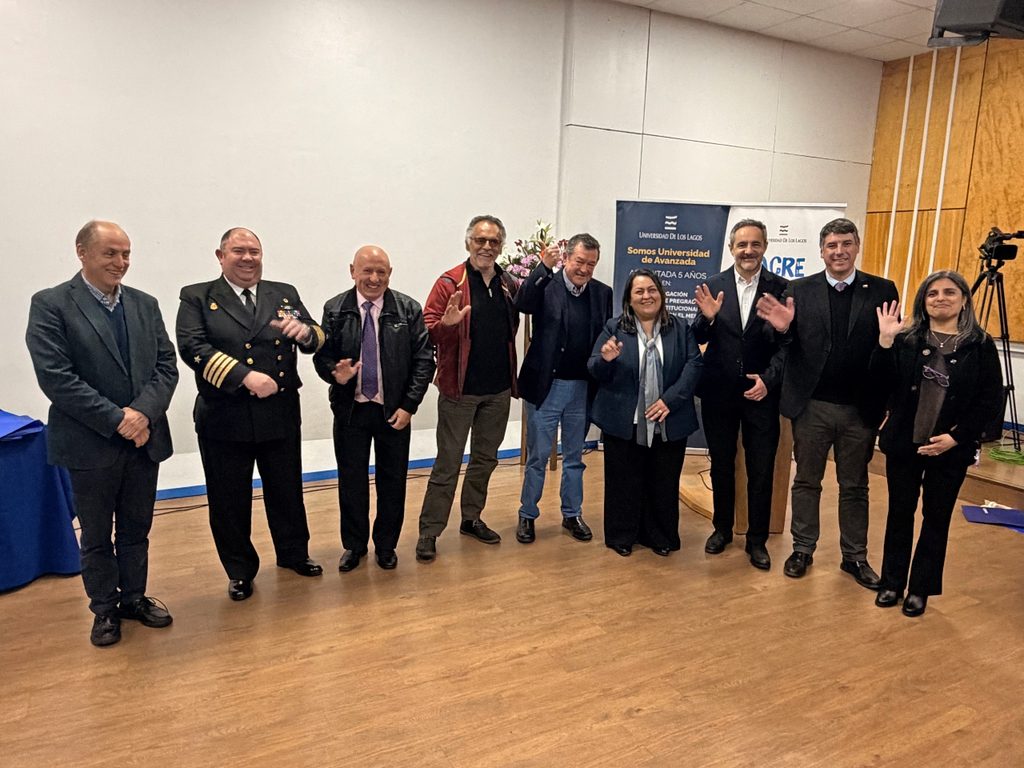 Participantes y autoridades en el seminario sobre economia azul organizado por ULagos Armasur y el Consejo del Salmon en Puerto Montt