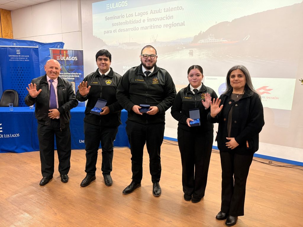 Participantes y autoridades en el seminario sobre economia azul organizado por ULagos Armasur y el Consejo del Salmon en Puerto Montt