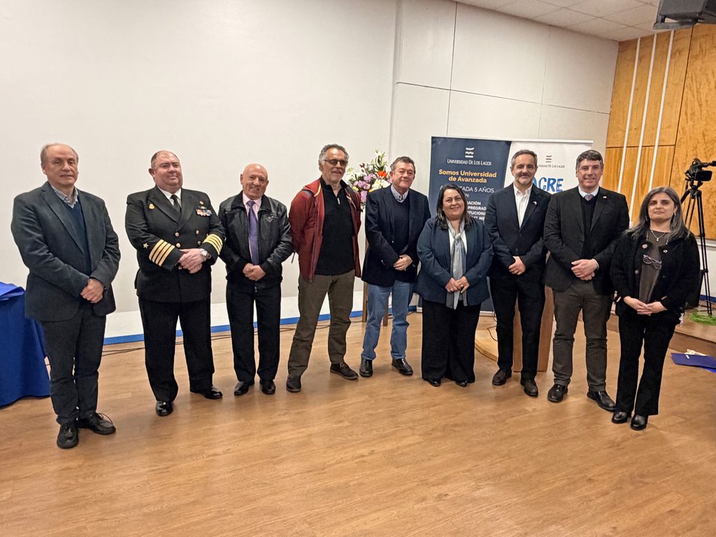 Participantes y autoridades en el seminario sobre economia azul organizado por ULagos Armasur y el Consejo del Salmon en Puerto Montt