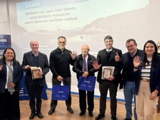 Participantes y autoridades en el seminario sobre economia azul organizado por ULagos Armasur y el Consejo del Salmon en Puerto Montt