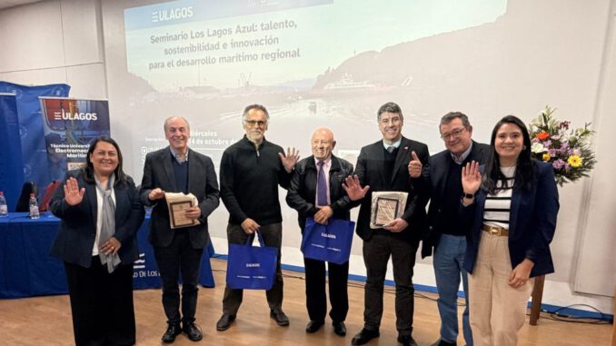 Participantes y autoridades en el seminario sobre economia azul organizado por ULagos Armasur y el Consejo del Salmon en Puerto Montt