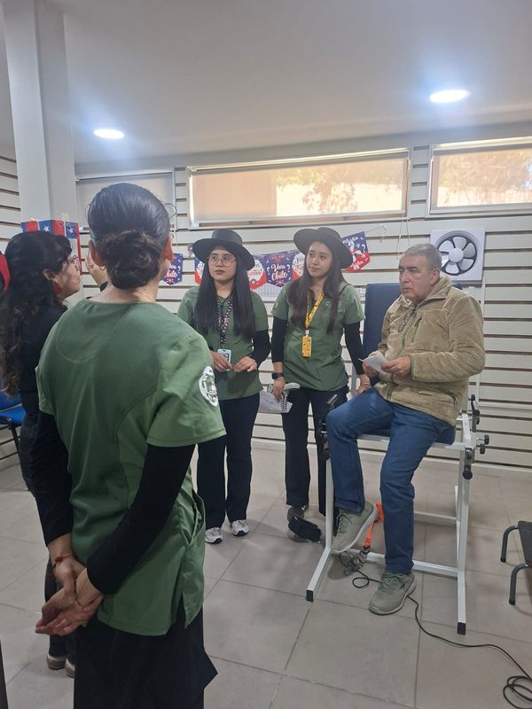 Personas mayores participando en actividades recreativas y de salud organizadas por la Universidad de Los Lagos