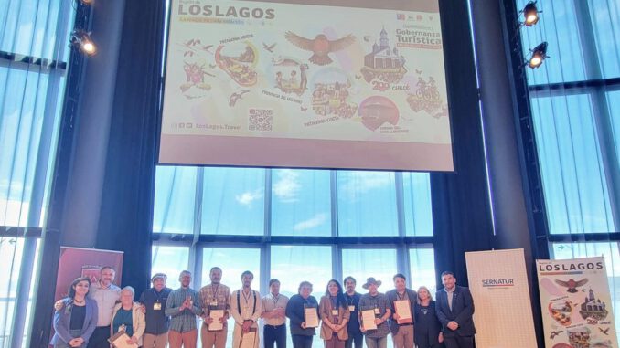 Participantes en el Encuentro Regional de Gobernanza Turística en el Teatro del Lago de Frutillar