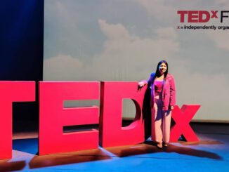 Yohana Hernández exponiendo sobre educación para la paz en el escenario de TEDxFrutillar