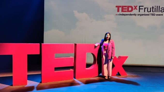 Yohana Hernández exponiendo sobre educación para la paz en el escenario de TEDxFrutillar