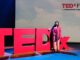 Yohana Hernández exponiendo sobre educación para la paz en el escenario de TEDxFrutillar